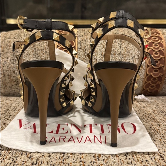 AUTHENTIC Valentino Tan and Black Rockstud Heels - Picture 4 of 9